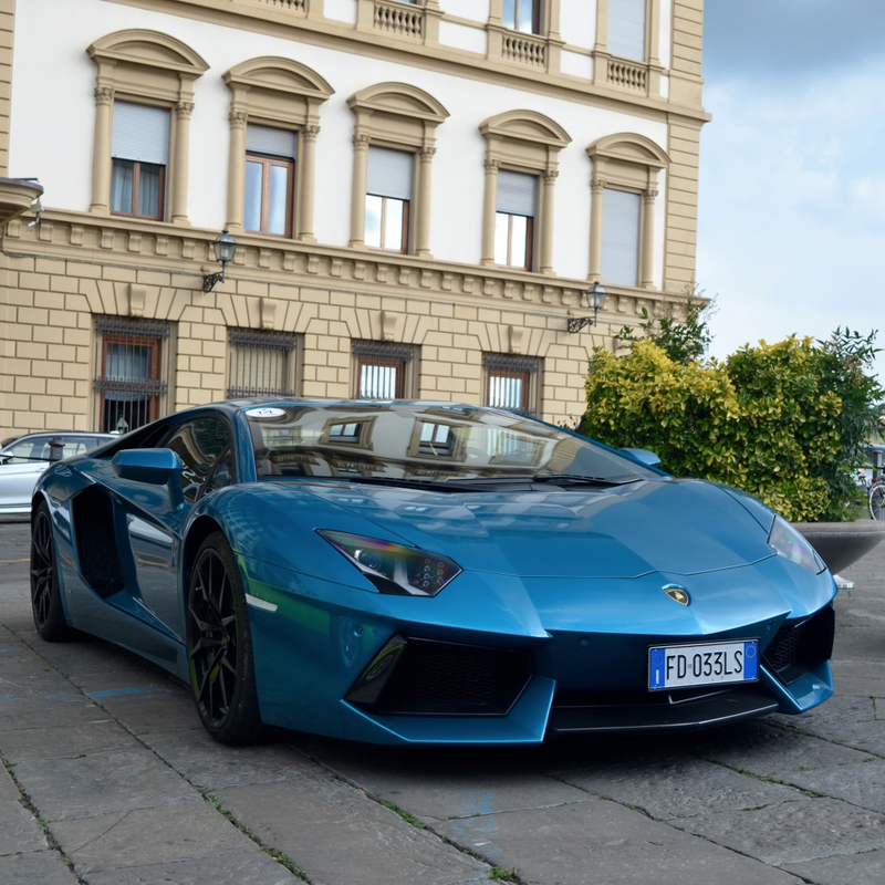 I love the turquoise of this Aventador. The paint is called Artemis Green.